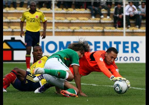 Reuters - Si bien en cancha plant&#243; un equipo ofensivo para aprovechar la ventaja de jugar en los 3.650 metros de La Paz, Bolivia mostr&#243; pocas ideas al atacar y no supo definir las pocas oportunidades que tuvo.