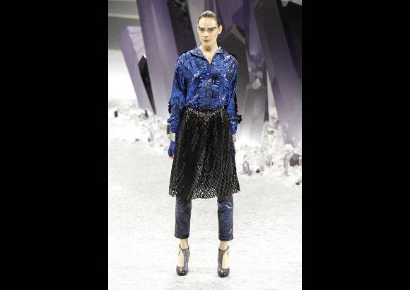 Reuters - Los colores de las prendas Chanel de la pr&#243;xima temporada invernal se combinaban a la perfecci&#243;n con los cuarzos y amatistas que ocupaban el centro de la inmensa plataforma instalada bajo la gran c&#250;pula acristalada del Grand Palais.