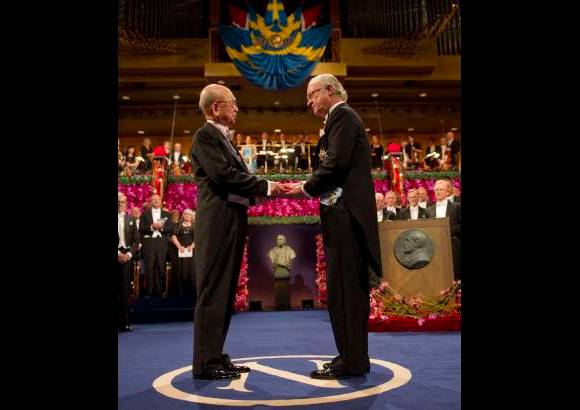 Reuters - Akira Suzuki, de Jap&#243;n, recibi&#243; el Premio Nobel de Qu&#237;mica de 2010, que este a&#241;o fue compartido.