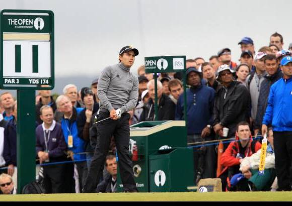 AP - Villegas se robó todas las miradas en el inicio del Open Championship en Escocia.