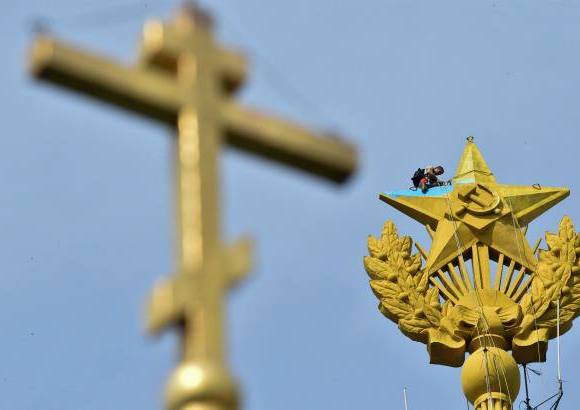 AFP - El rascacielos moscovita, de 176 metros de altura, es uno de los &#237;conos de la era sovi&#233;tica y se encuentra al este del Kremlin. Aunque la estrella que corona la edificaci&#243;n es dorada, se le llama la &quot;estrella roja&quot;, en alusi&#243;n a la revoluci&#243;n comunista. Manifestantes escalaron el edificio y pintaron la estrella con los colores nacionales de Ucrania. 4 personas fueron detenidas por el hecho.