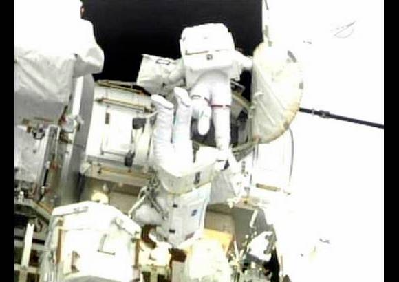 Reuters - La segunda caminata espacial de los astronautas que participan en la última misión del transbordador a bordo del Endeavour se convirtió en la sexta más larga de la historia.