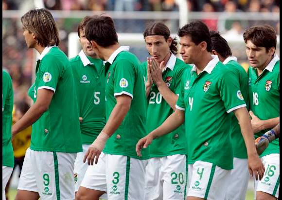 Reuters - Bolivia empat&#243; transitoriamente a los 85 con el gol de Walter Flores, un remate de media distancia que peg&#243; primero en el travesa&#241;o y luego se meti&#243; al fondo. Dos salidas y dos derrotas para el equipo boliviano.