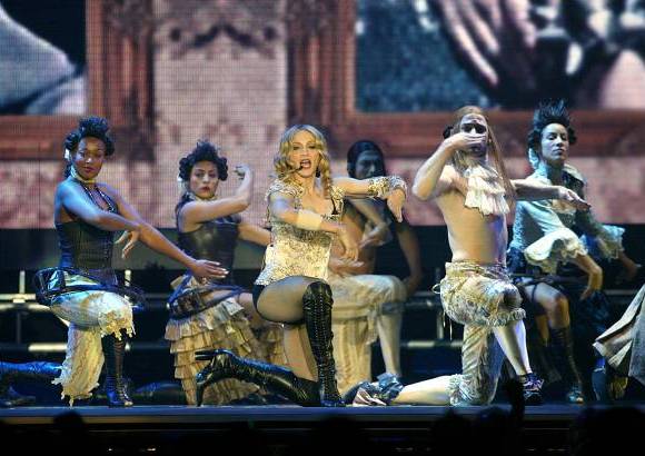 Foto AP - Sus montajes esc&#233;nicos son perfectos. Siempre la acompa&#241;an los mejores bailarines, como &#233;ste en el Great Western Forum en Los &#193;ngeles, Estados Unidos, el 24 de mayo de 2004.