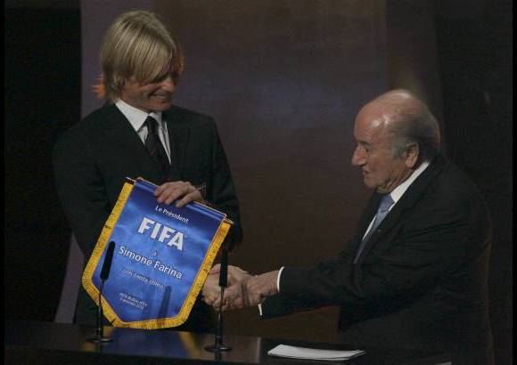 Reuters - El futbolista italiano Simone Farina fue nombrado por la Fifa Embajador del Juego Limpio. Farina, se convirti&#243; en un h&#233;roe en su pa&#237;s por rechazar una importante cantidad de dinero para arreglar un encuentro de su equipo, el Gubbio, de la Serie B italiana, y denunciarlo en los tribunales.
