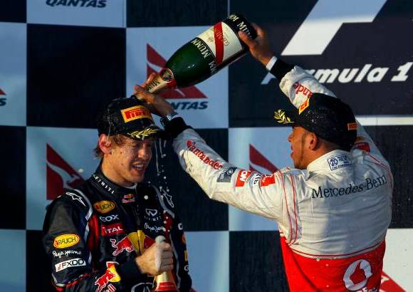 Reuters - El segundo lugar en la carrera fue para Lewis Hamilton, de McLaren, quien celebr&#243; con el ganador Sebastian Vettel, de Red Bull. La tradicional champagne no pudo faltar.