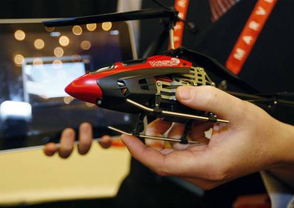 Reuters - Este peque&#241;o helic&#243;ptero esp&#237;a se llama Wi-Spi y puede ser controlado desde un tel&#233;fono inteligente. El dispositivo, que es una verdadera c&#225;mara voladora, estar&#225; disponible en oto&#241;o a un precio de 120 d&#243;lares.