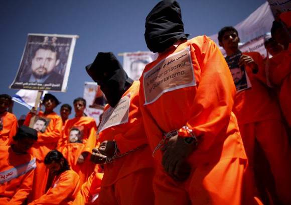 - Exdetenidos de Guantánamo protestaron con capuchas negras frente a la embajada de Estados Unidos, para exigir la liberación de los detenidos yemeníes de esta prisión.