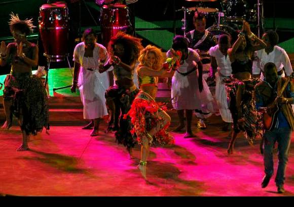 Reuters - Al ritmo de Waka Waka, Shakira puso a vibrar este domingo el estadio Soccer City en el espect&#225;culo art&#237;stico de clausura del Mundial de Sud&#225;frica 2010.