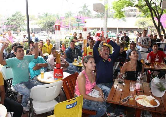 Edwin Bustamante - En Obelisco la afici&#243;n antioque&#241;a anim&#243;, hizo fuerza y festej&#243; el triunfo de Colombia.