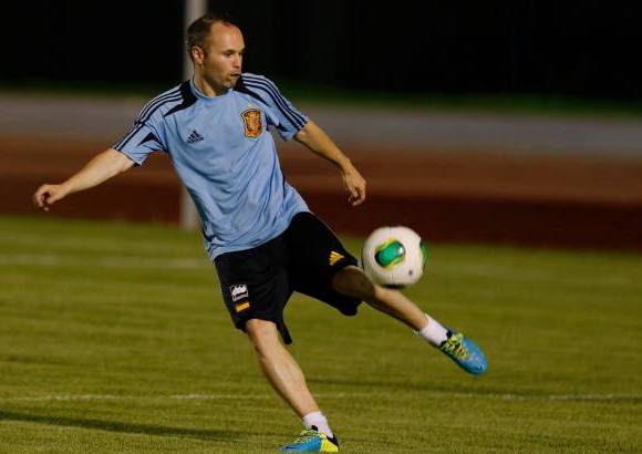 Reuters - Otro jugador que convoca es el español Andrés Iniesta, eje de la Roja en el duelo semifinal del jueves ante Italia.