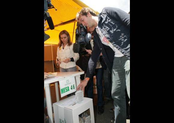 Colprensa - Martín Santos, hijo del candidato a la presidencia por el partido de la U, Juan Manuel Santo salió muy temprano para ejercer el derecho al voto.