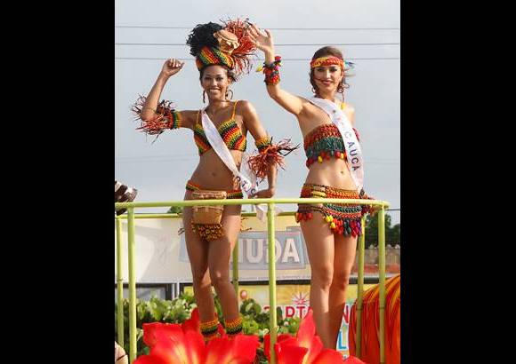 Foto Colprensa - Cartagena se convirti&#243; en un gran carnaval, con el tradicional desfile de carrozas, que dio inicio a las fiestas populares y a las actividades centrales del Concurso Nacional de Belleza. Las 25 candidatas estuvieron radiantes.