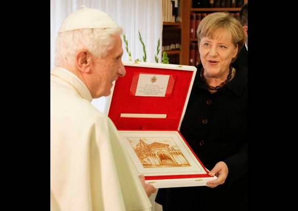 Reuters - Benedicto XVI volvió a defender las raíces cristianas de Europa, al asegurar que la cultura del viejo continente nació del encuentro entre Jerusalén, Atenas y Roma, "del encuentro entre la fe en el Dios de Israel, la razón filosófica de los griegos y el pensamiento jurídico de Roma".
