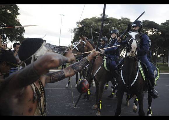 REUTERS - La protesta concluy&#243; con tres detenidos y dos polic&#237;as heridos, uno de ellos por una flecha disparada por indios que exig&#237;an mayor celeridad en la demarcaci&#243;n de sus reservas y se sumaron a la manifestaci&#243;n, convocada por movimientos sociales que se oponen al Mundial y al elevado gasto p&#250;blico que ha supuesto.