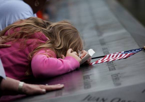 AP - Los actos en Nueva York por el 10mo aniversario del 11-S se desarrollaron en la plaza conmemorativa construida en el lugar donde se alzaban las Torres Gemelas.