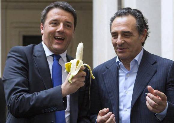 FOTOS AP - El primer ministro italiano, Matteo Renzi, y el seleccionador Cesare Prandelli comen pl&#225;tano en apoyo a Alves.