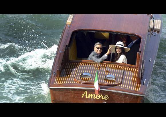 AP - Llegaron a bordo de su ya conocido taxi acu&#225;tico &quot;Amore&quot;.