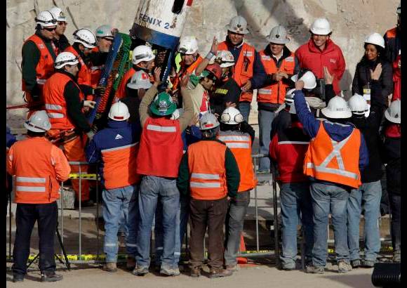 REUTERS - Cada que un minero salía, los rescatistas y familiares lo recibían con aplauzos y el grito: "Chi Chi Chi Le Le Le, Viva Chile".