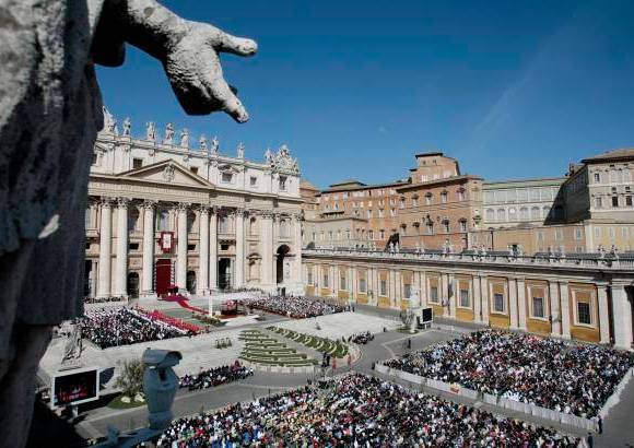 AP - Lleno total tuvo este domingo la Plaza de San Pedro.