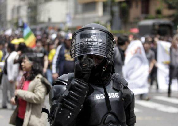 Colprensa - Derribando todo a su paso por la carrera séptima, los estudiantes encapuchados y con piedras en sus manos sientan su voz de protesta ante la reforma a la Ley 30 a la educación.