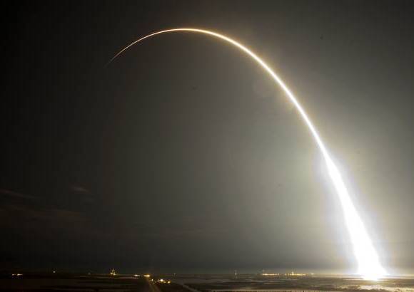 AP - La agencia espacial estadounidense Nasa, que el a&#241;o pasado puso fin a la era de transbordadores con los cuales se construy&#243; la EEI, firm&#243; un contrato de 1.600 millones de d&#243;lares con SpaceX para una docena de misiones de reabastecimiento de la estaci&#243;n que orbita a unos 385 kil&#243;metros de la Tierra.