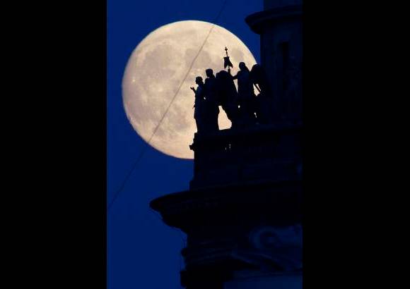 AP - Algunos cient&#237;ficos dicen que el eclipse a menudo irradia un color cobrizo. Pero la intensidad del color depende de la cantidad de ceniza y polvo en la atm&#243;sfera.