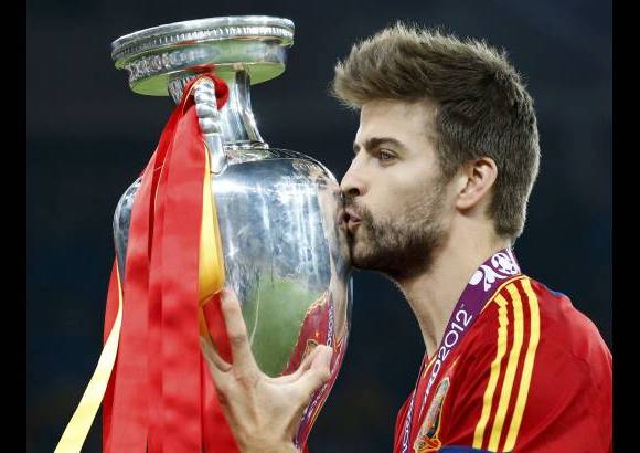 Reuters - Gerard Piqu&#233; mientras besa la copa.