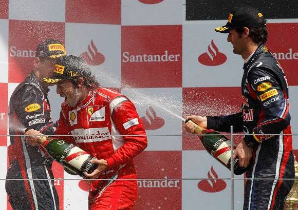 Reuters - Detrás del español llegaron los dos pilotos de la escudería Red Bull Sebastian Vettel y Mark Webber.