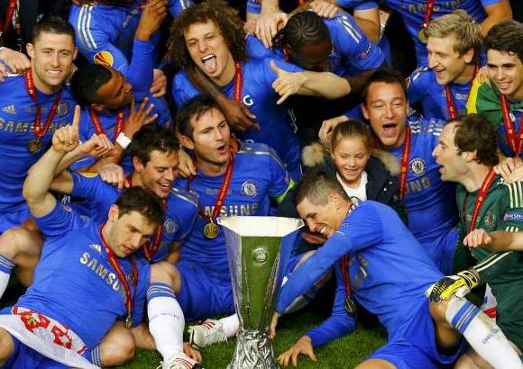 REUTERS - Chelsea se llev&#243; un trofeo de consolaci&#243;n despu&#233;s de ser el primer campe&#243;n europeo en despedirse en la fase de grupos de la siguiente Liga de Campeones.