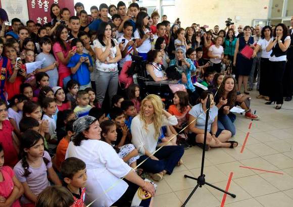Reuters - Al grito de Shakira, Shakira, los escolares recibieron con grandes muestras de j&#250;bilo a la cantante de Barranquilla, a la que le cantaron el Waka-Waka en el patio de su colegio.