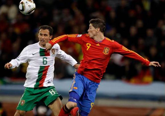 AP - España salió con todo al ataque y a los cinco minutos ya había tenido dos opciones claras de gol en los pies de Fernando Torres y David Villa, bien conjuradas por el arquero Eduardo.