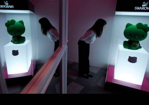 Reuters - Un total de nueve creaciones basadas en Hello Kitty se pondrán a la venta en un sitio de subastas en internet y las ganancias serán donadas a los esfuerzos de socorro tras el terremoto de Japón.