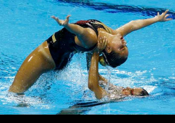 Reuters - Las colombianas Jennifer Cerquera y M&#243;nica Arango participan en danza sincronizada.