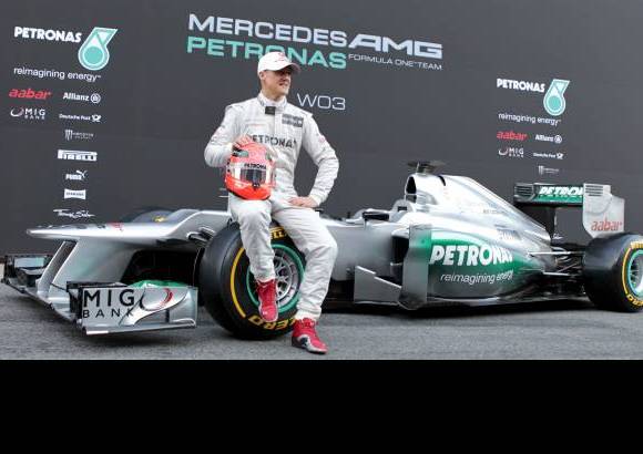 Reuters - El encargado de estrenarlo este martes fue el heptacampe&#243;n del mundo Michael Schumacher, quien junto a su compa&#241;ero Nico Rosberg, han sido los encargados de desvelar el dise&#241;o del nuevo monoplaza en un acto que se ha celebrado frente al garaje de Mercedes.