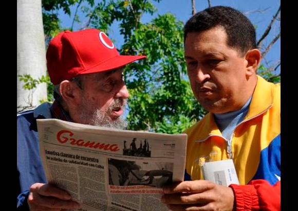 Reuters - En otras im&#225;genes, Ch&#225;vez y Castro estaban ojeando un ejemplar del peri&#243;dico oficialista cubano Granma y que, seg&#250;n Izarra, era de hoy, 28 de junio de 2011.