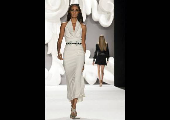 Reuters - Herrera, una de las agujas m&#225;s asentadas de la moda neoyorquina, dio a sus apuestas una nueva silueta, con el talle un poco m&#225;s alto y las faldas m&#225;s largas, muy fluidas y con mucho movimiento.