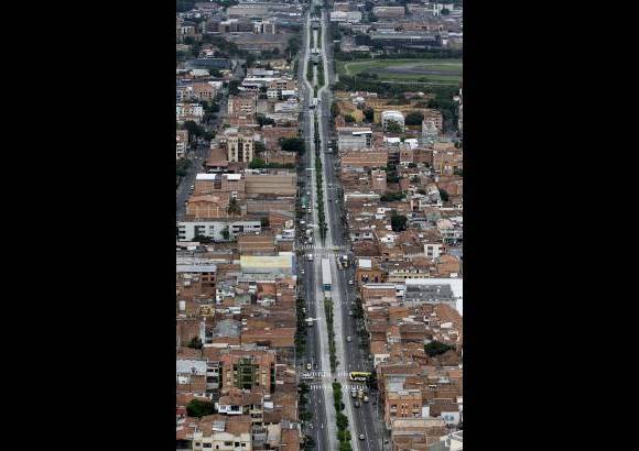 Donaldo Zuluaga - El metropl&#250;s que ya rueda por la calle 30 operar&#225; desde este lunes por la avenida Oriental.