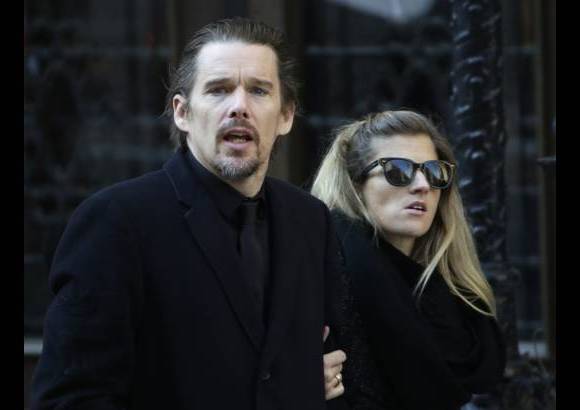 AP - El actor than Hawke tambi&#233;n lleg&#243; al funeral en Nueva York.
