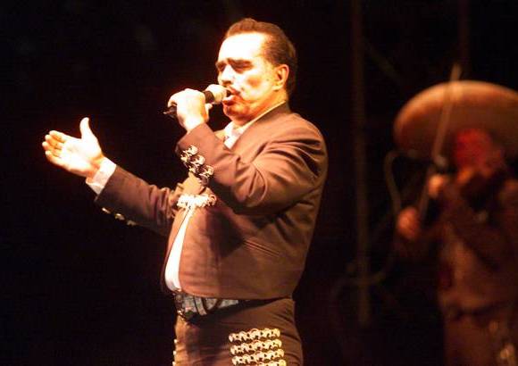 Cortes&#237;a - Vicente Fern&#225;ndez siempre ha llenado sus conciertos. En la imagen el espect&#225;culo que brind&#243; en el Estadio Atanasio Girardot el 18 de junio de 2005.