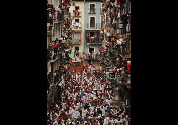 AFP - Las fiestas San Fermín, en las que una multitud corre junto a seis toros bravos por las calles de Pamplona, en España, son uno de los mayores atractivos en esta época del año. Desde 1924, 15 personas han muerto en los encierros que fueron inmortalizados en la novela Fiesta de Hemingway.