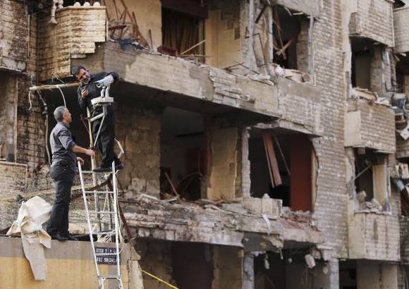 Reuters - Después de atentados suicidas cercanos a la embajada iraní en Beirut, personal de seguridad ajusta nuevas cámaras de vigilancia.