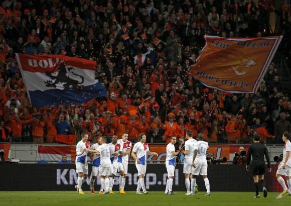 AP - Holanda llev&#243; la voz cantante gracias a las incursiones por la banda de Robin Van Persie y la acci&#243;n ofensiva de un voluntarioso Adam Maher.