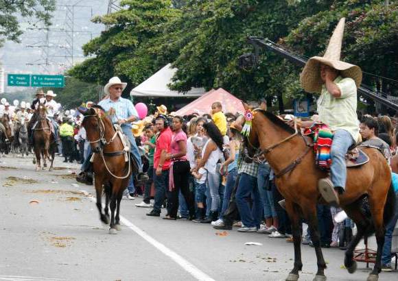 Esteban Vanegas - Aunque la tarde estuvo fría, la temperatura la subieron los asistentes al Desfile a Caballo, que se gozaron el evento.