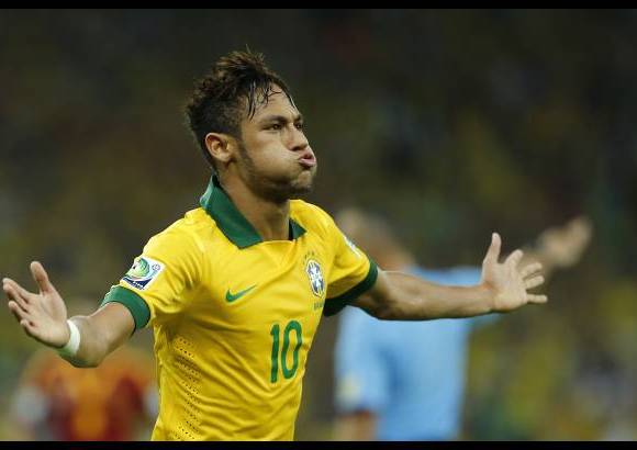AP - Neymar, la gran figura del partido, se hizo presente en el marcador al conquistar el segundo tanto del seleccionado de Brasil.