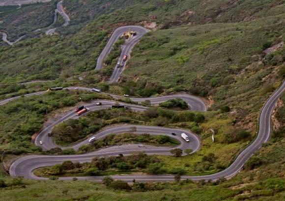 Henry Agudelo - Una sepenteante vía conduce al alto donde se encuentra el parque.