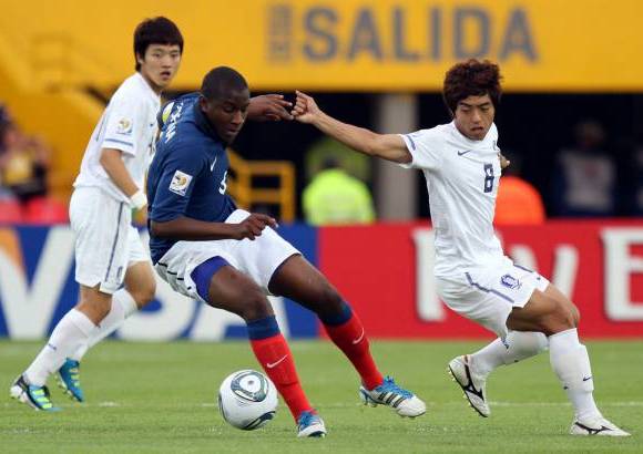 Colprensa - Sin jugar bien y con una pizca de suerte, Francia derrot&#243; el martes 3-1 a Corea del Sur y revivi&#243; sus posibilidades de avanzar por el Grupo A a los octavos de final.