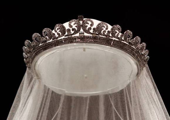 AP - El maniqu&#237; sin cabeza que lo porta sostiene tambi&#233;n la tiara de Cartier con 739 brillantes que la reina dej&#243; a Catalina Midlleton para el d&#237;a en el que se cas&#243; con su nieto mayor y segundo heredero al trono, Guillermo, duque de Cambridge.