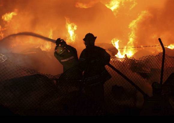 Manuel Saldarriaga - El incendio se presentó en la madrugada de este miércoles en el barrio Primavera del Municipio de Envigado. La conflagración comenzó en un deposito de maderas y las llamas alcanzaron cerca de 30 metros.