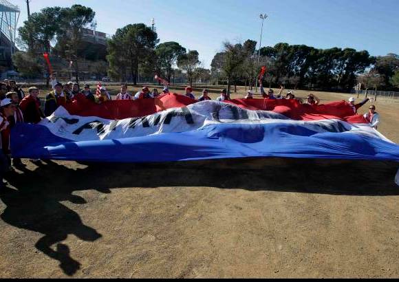 AP - Los hinchas paraguayos minutos previos al compromiso en las inmediaciones del escenario del partido.